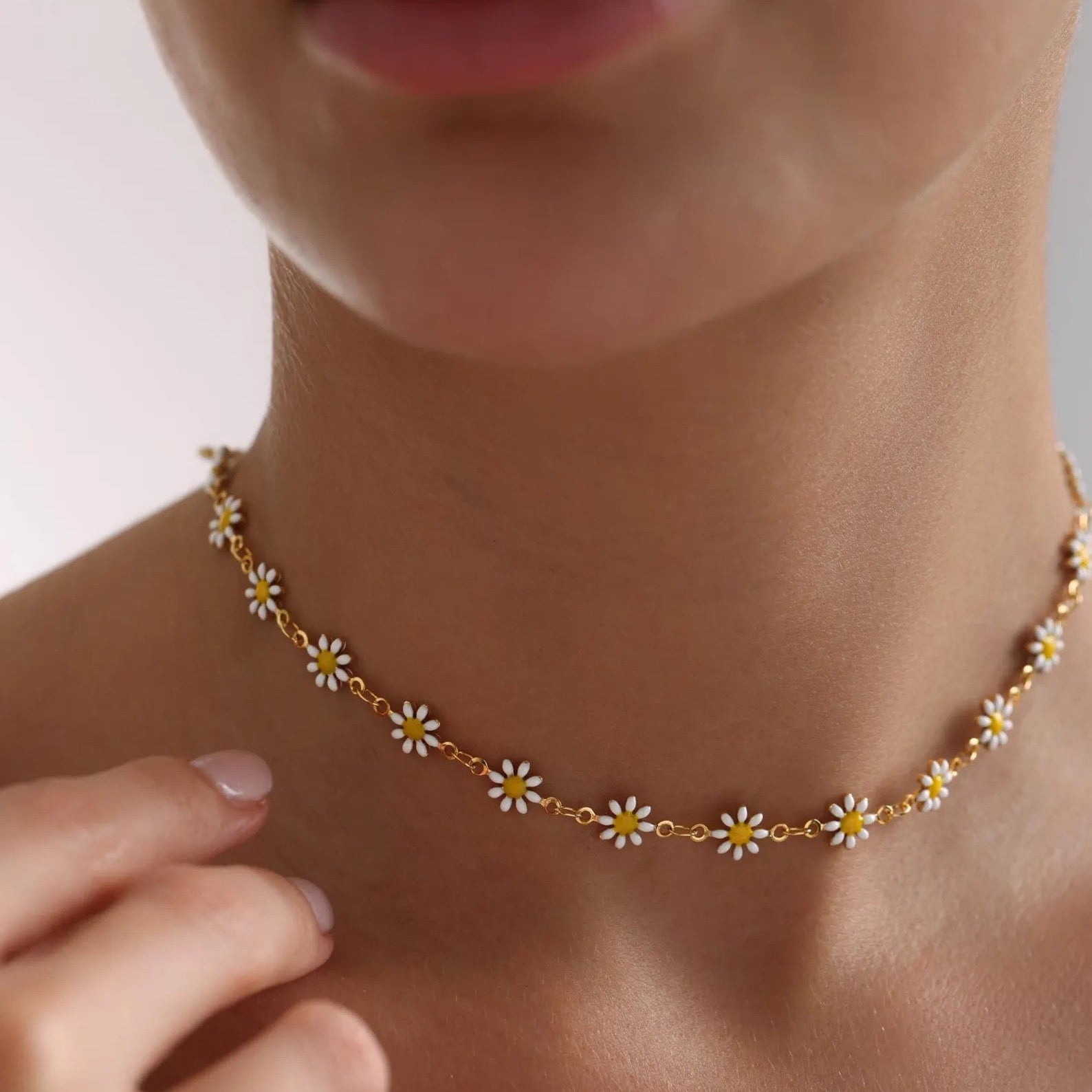 Minimalist Daisy Choker Necklace