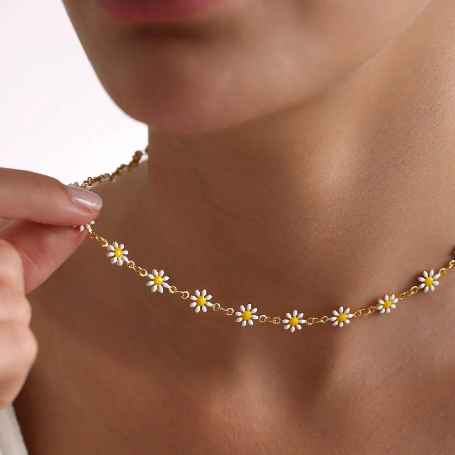 Minimalist Daisy Choker Necklace